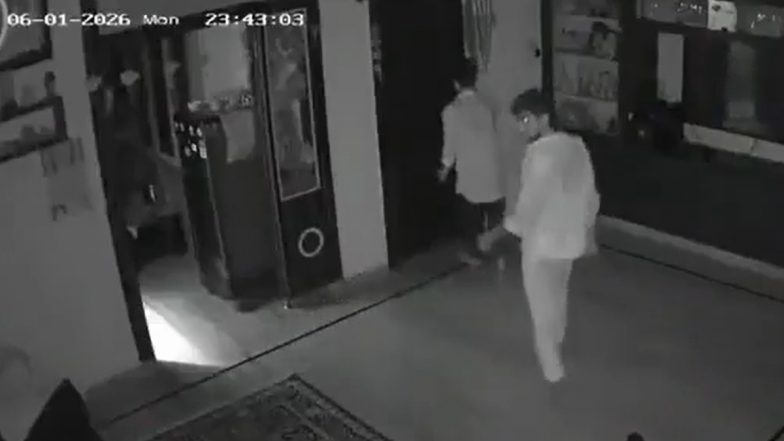 Suryapet: Burglars Take a Soft Drink Break Before Stealing Gold, Silver and Cash in Telangana, Video Goes Viral