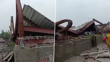Kolkata Warehouse Collapse: Factory Shed Crashes in Taratala; Several Injured, Dozens Trapped (Watch Videos)