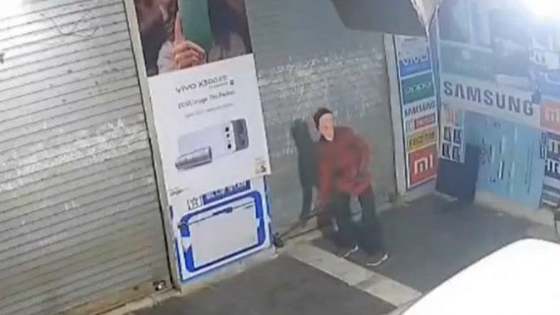 Bhilwara: Thief in PM Narendra Modi Mask Steals 40 Smartphones From Mobile Shop (Watch Video)