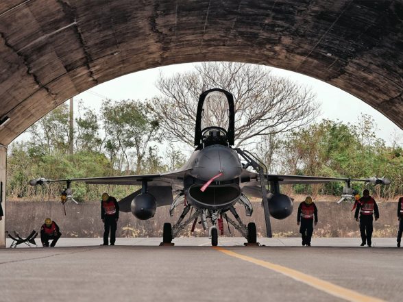 World News | Taiwan Detects 4 Sorties of Chinese Aircraft, 9 Vessels, 7 Ships
