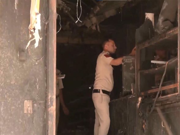 India News | Delhi Malviya Nagar Fire: Arrested Hotel Cook Brought to Incident Site