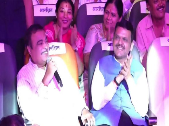 Entertainment News | Maharashtra CM Devendra Fadnavis, Nitin Gadkari Sing at 'Khasdar Krida Mahotsav' Closing Ceremony