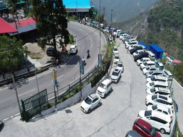India News | Massive Tourist Influx Causes Heavy Traffic on Dehradun-Mussoorie Route; Police Divides City into 4 Super Zones