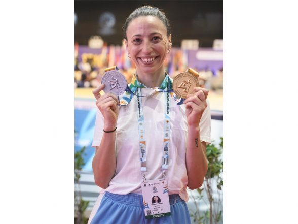 Sports News | Kohli Fan from Messi's Backyard, Nabila Sol Barraza Criss-crosses Continents to Leave Her Mark at World Yogasana Championships