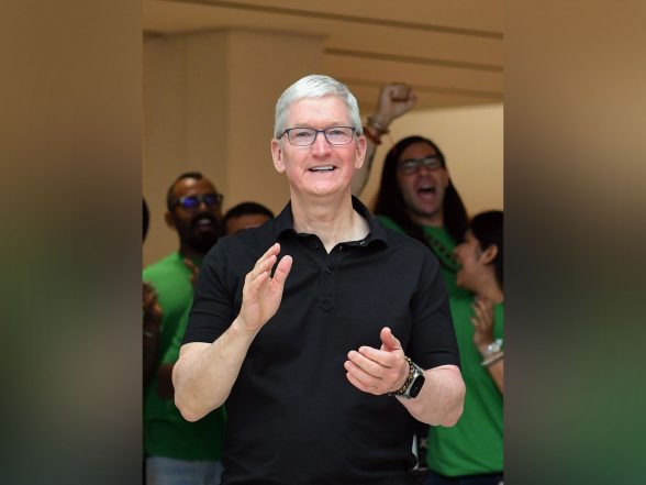 Business News | Apple Chief Tim Cook to Unveil All-new Siri as OpenAI, Google Mount Tough Fight