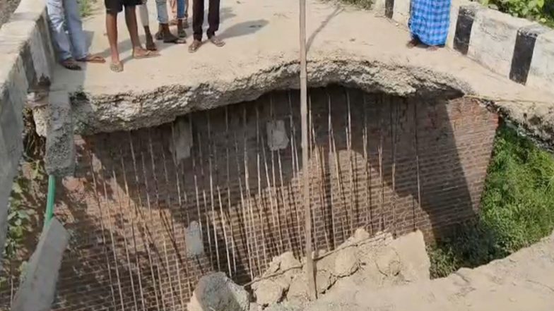 India News | Bihar: Bridge over Dhanauti River in Bettiah Collapses, Bringing Traffic to Halt