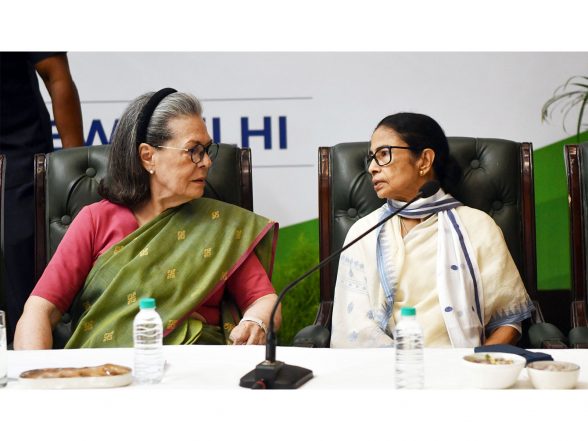 India News | Mamata Banerjee Meets Sonia Gandhi Amid TMC Troubles