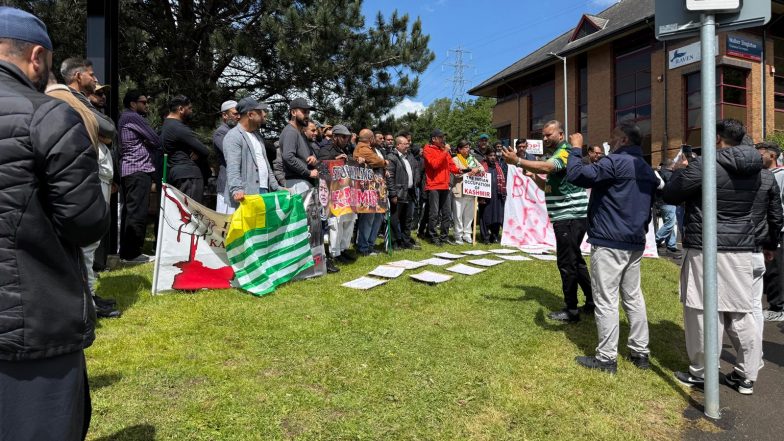 World News | Kashmiri Diaspora Protests in UK, Raises Concerns over Human Rights Violations in PoJK