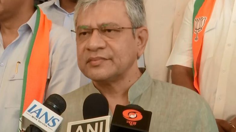 India News | Union Minister Ashwini Vaishnaw Offers Prayers as PM Modi Becomes Longest-serving Elected PM