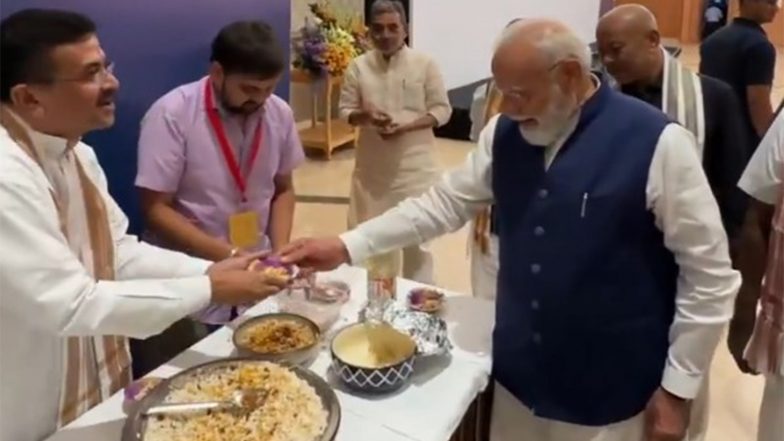 India News | PM Modi Shares Jhalmuri with NDA Leaders as Alliance Congratulates Him on Record Tenure