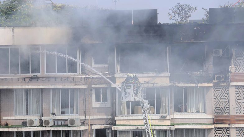 India News | Maharashtra: Fire Breaks out at Juhu Residential Building, Dousing Ops Underway