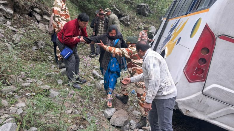 India News | Bus Carrying Pilgrims Narrowly Escapes Crash on Badrinath Highway in Chamoli