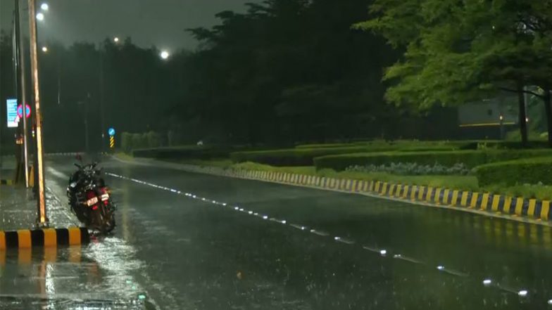 India News | Delhi Lashed by Heavy Rain; IMD Issues Red Alert for Thunderstorms, Strong Winds at 90 Kmph