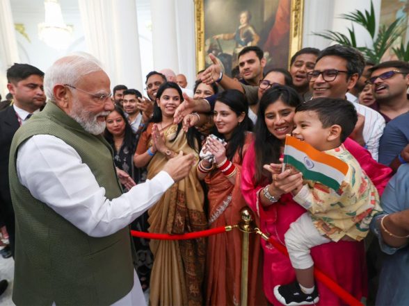 World News | France: PM Modi Receives Warm Welcome in Nice with Cultural Performance, Diaspora Reception