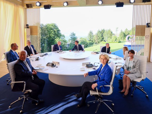 World News | Japanese PM Takaichi Urges Close Coordination on Challenges Posed by China at G7 Summit