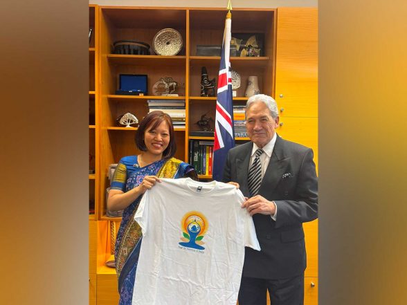 World News | Indian High Commissioner Gifts New Zealand Foreign Minister International Yoga Day T-Shirt