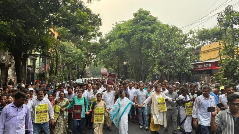 India News | Mamata Banerjee Joins Hawkers Protest Against Demolition Drive in Kolkata