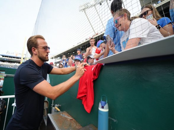 Sports News | FIFA World Cup 2026: Harry Kane, England Teammates Spend Recovery Day at Kansas City Royals Game