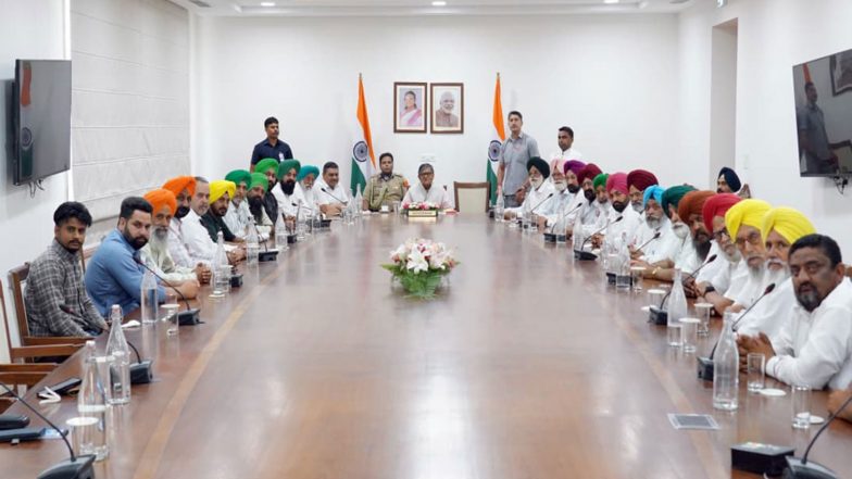 India News | Punjab: SKM Submits Memorandum to Punjab Governor on Farmers' Issues