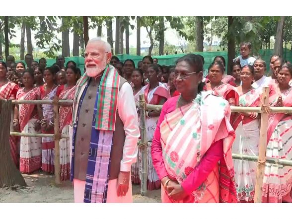 India News | President Murmu, PM Modi Visit Mayurbhanj, Offer Prayers at Tribal Sacred Groves