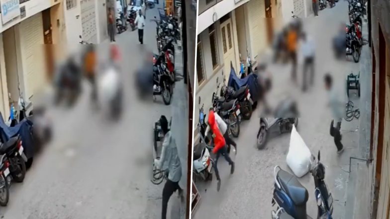 Bengaluru Mobile Snatcher, Revealed To Be a Cardiac Patient, Dies After Bystander Knocks Down Scooter With Sack; Video Surfaces