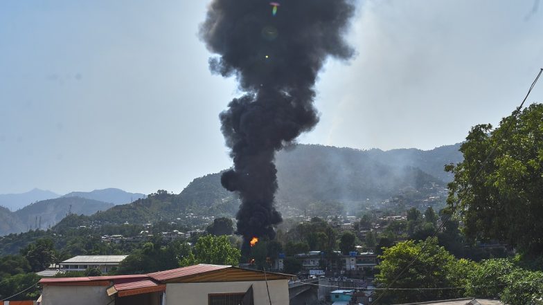 Pakistan Helicopter Crash: Pakistani Army MI-17 Helicopter Crashes in Pak-Administered Kashmir Due to Technical Fault, Killing All Military Personnel on Board