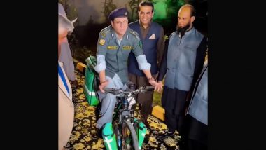 Pakistan Bicycle Ambulance? Know All About Viral Karachi Video of Man Riding Cycle for Medical Emergency