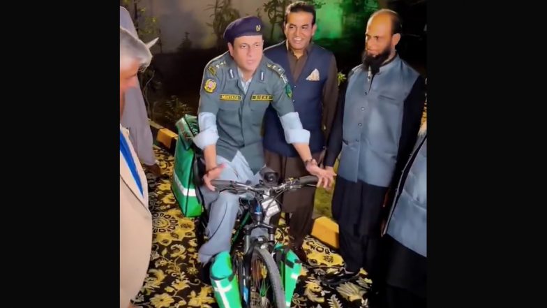 Pakistan Bicycle Ambulance? Know All About Viral Karachi Video of Man Riding Cycle for Medical Emergency