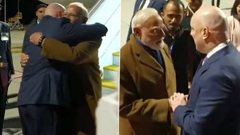 PM Narendra Modi Arrives in Auckland, New Zealand Counterpart Christopher Luxon Welcomes Him at Airport (Watch Video)