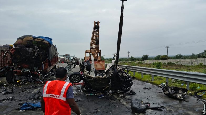 Samruddhi Expressway Accident: Speeding Truck Rams Car Near Wardha, 5 Killed, 1 Critically Injured (Video)