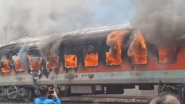 Sabarmati Express Coach Catches Fire While Parked at Ahmedabad Railway Yard, No One Hurt (Video)