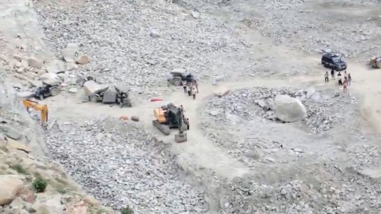 Bengaluru: 7 Bihar Workers Feared Dead As Massive Boulder Collapses at Stone Quarry; Several Trapped (Watch Videos)