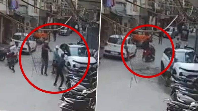 Delhi: INR 17 Lakh Looted in 28 Seconds; CCTV Captures Daring Gunpoint Robbery (Video)