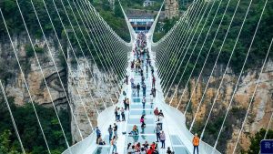 social-viral-China Glass Bridge Develops Cracks After Teen Pokes Panel With Umbrella