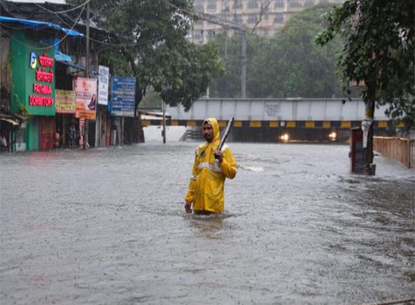 India News | Maharashtra: 17-year-old Girl Dies After Electrocution in Rainwater in Thane Amid Heavy Rainfall