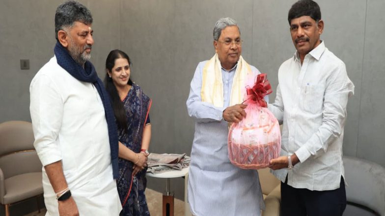 India News |  Karnataka: CM D K Shivakumar with His Family Visits Former CM Siddaramaiah's Residence