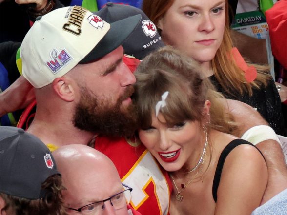 Ψυχαγωγικά Νέα | “JustT&T Wedding”: Η Taylor Swift και ο Travis Kelce μοιράζονται τα νέα του γάμου στη γιγαντιαία οθόνη έξω από το MSG Ψυχαγωγικά Νέα | “JustT&T Wedding”: Η Taylor Swift και ο Travis Kelce μοιράζονται τα νέα του γάμου στη γιγαντιαία οθόνη έξω από το MSG