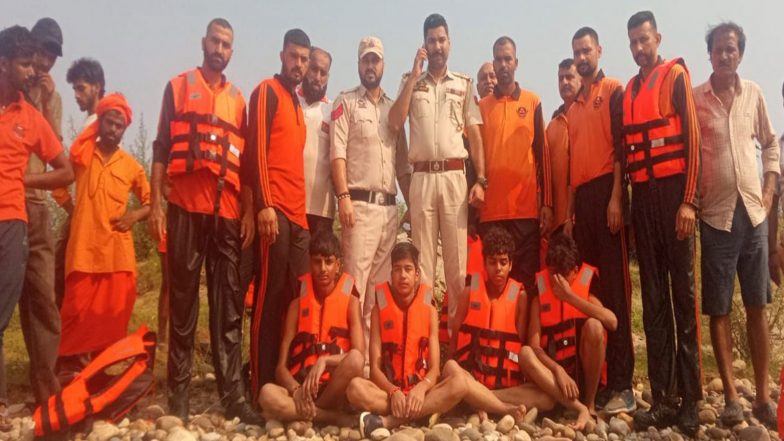 India News | Jammu Police, SDRF Rescue Four Children Stranded in River Tawi