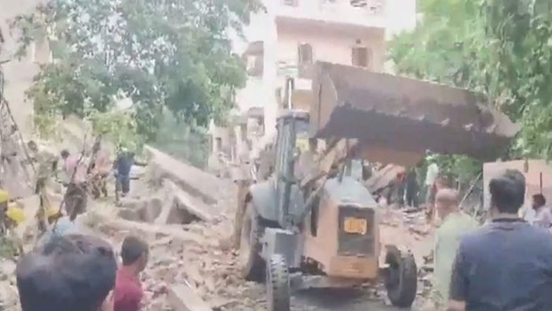 India News | Man Killed After Under-construction Building Collapsed in Delhi's Rohini Sector 16; Rescue Op Underway
