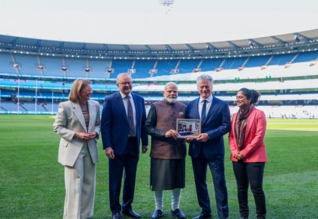 Sports News | PM Modi Gifts Former Australia Skipper Steve Waugh Two-decade-old Photograph During MCG Visit