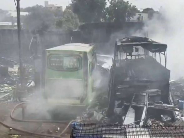Ειδήσεις Ινδίας | Φωτιά ξέσπασε σε μονάδα κατασκευής αμαξωμάτων λεωφορείου στο Karur του Ταμίλ Ναντού. 3 λεωφορεία υπέστησαν ζημιές