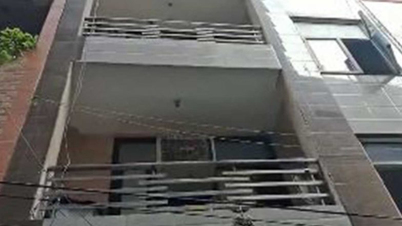 India News | Delhi Cop Shoots Wife Dead on Busy Road After Argument in Kalyanpuri, Flees Scene
