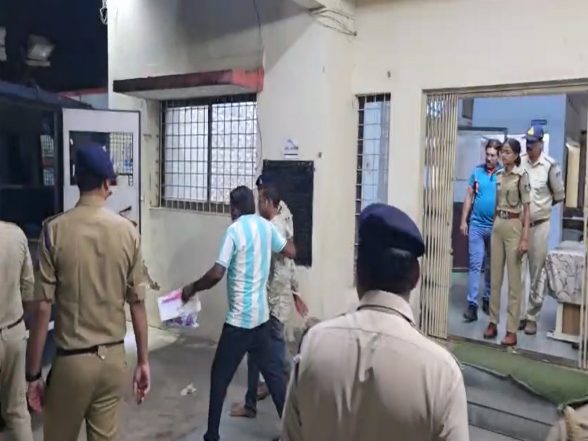 India News | MP: Man Creates Ruckus, Assaults Staff Inside Court Premises in Betul, Police Complaint Filed