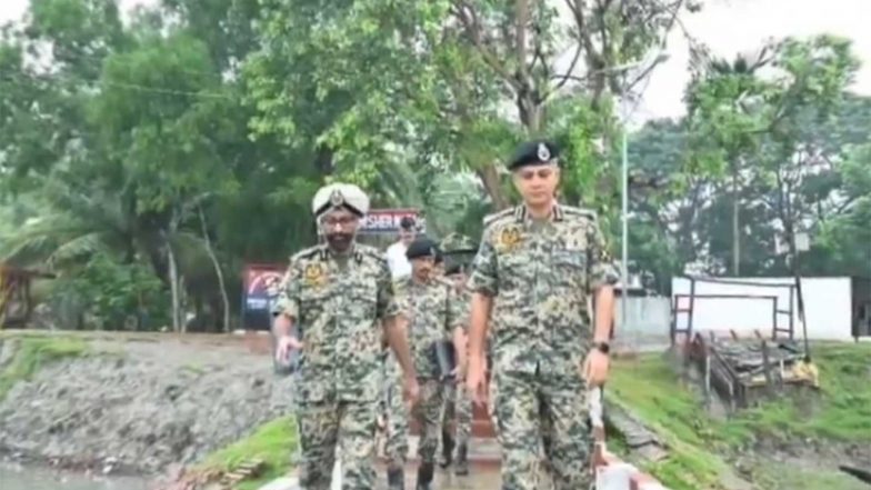 India News | DG BSF Reviews Operational Readiness, Border Security Grid, Ongoing Fencing Works Along India-Bangladesh Boundary