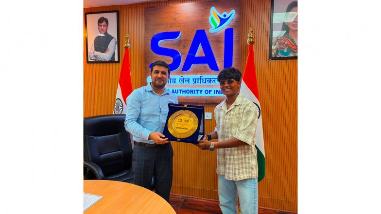 Sports News | Renowned Indian Cricketer Kranti Gaud Receives Warm Welcome at SAI CRC Bhopal, Abhisek Singh Chauhan Applauds Her Achievements