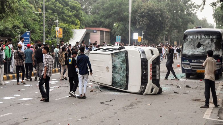 India News | Delhi Police Registers 5 FIRs over Alleged Vandalism, Stone-pelting During CJP Protest