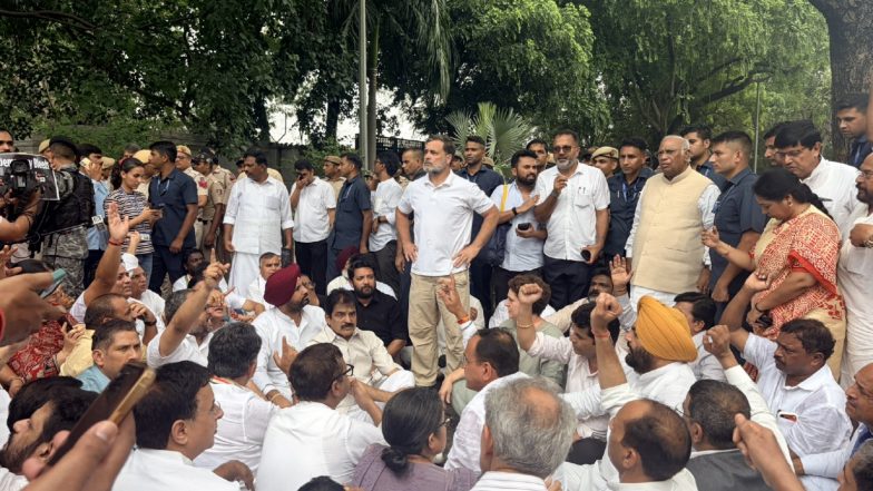 India News | Rahul Gandhi, Mallikarjun Kharge, Several Congress MPs Stage Protest at Lok Kalyan Marg, Demand PM Modi's Resignation
