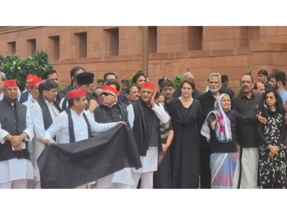 India News | Oppn MPs Wear Black to Parliament, Stage Protest Against 'police Brutality' on Student Protestors