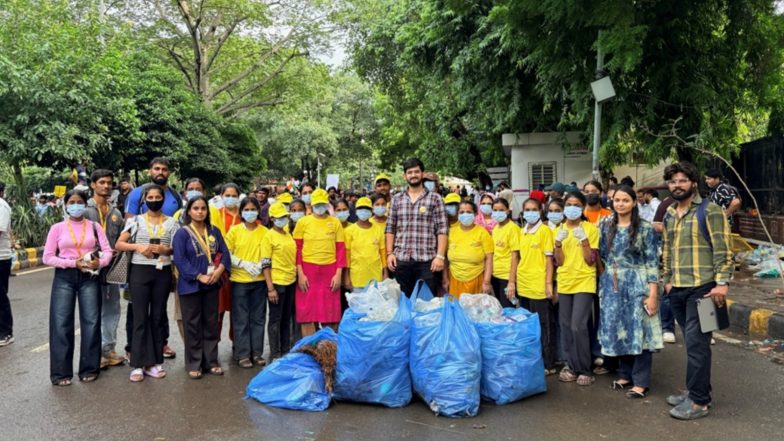 Business News | Maid In India Leads Cleanliness Drive at Delhi Protest Site. Yellow T-Shirts, Blue Bags, One Mission