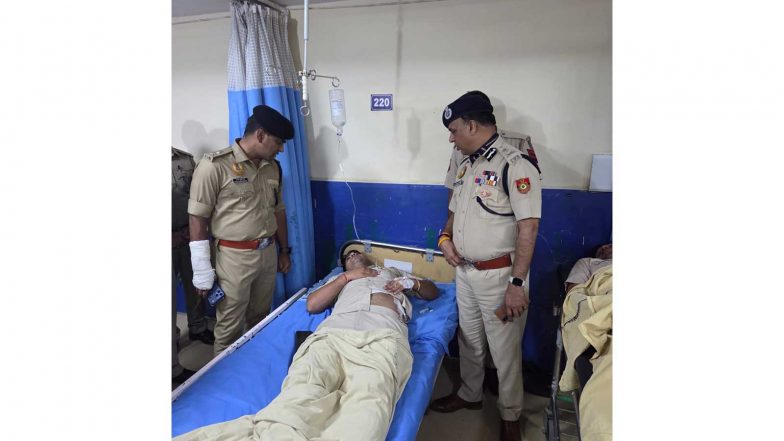India News | Delhi Police Spl CP Devesh Srivastava Visits Hospital to Meet Policemen Injured in Jantar Mantar Protest